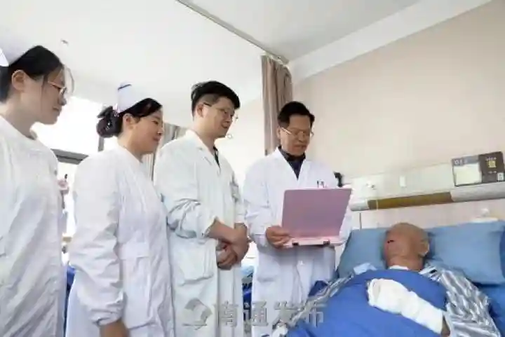 市三院精湛医术让烧伤老人重获新生