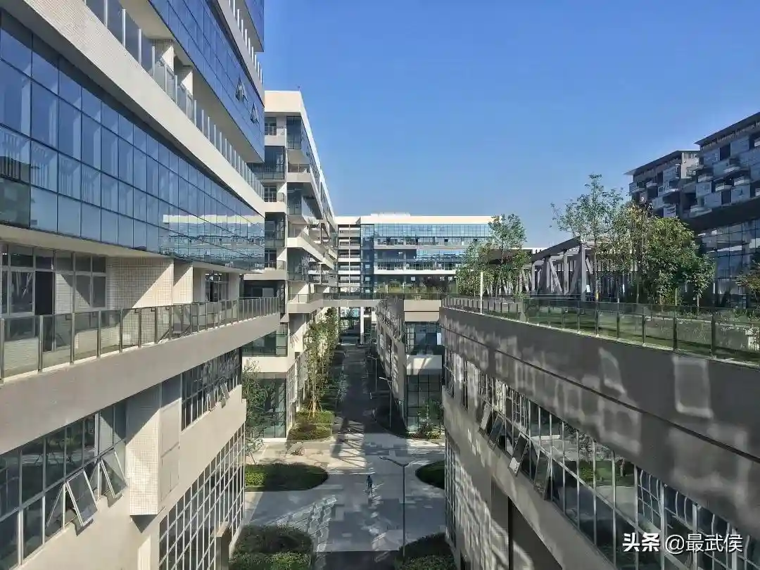 这里除了心尖儿宝贝华西医院，还有一座华西健康谷！