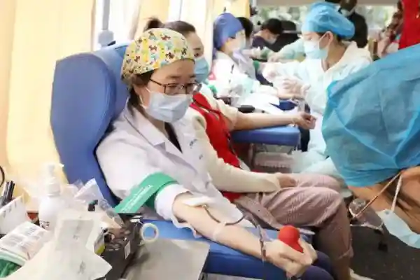 为救病人，他数十次伸手……