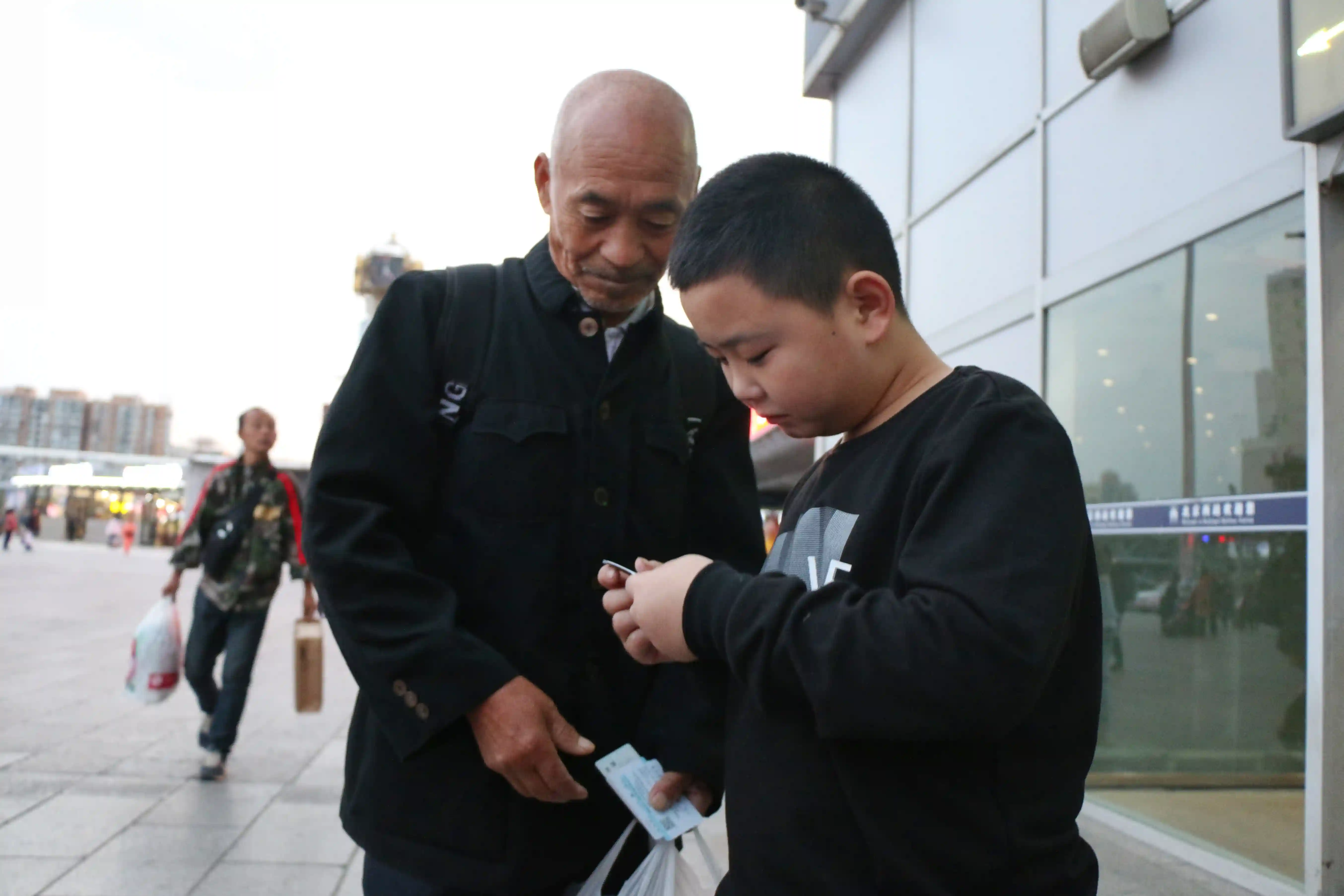 河南“增肥救父”男孩已减重4斤，今日坐硬座返乡上学