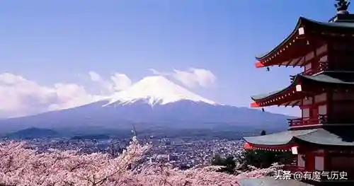 自然环境恶劣、中华文明辐射，阐述日本文化两面性的成因